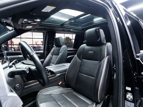 Used 2025 Cadillac Escalade ESV Premium Luxury RWD image 22