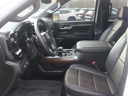 Used 2025 Chevrolet Silverado 1500 High Country AWD/4WD image 17
