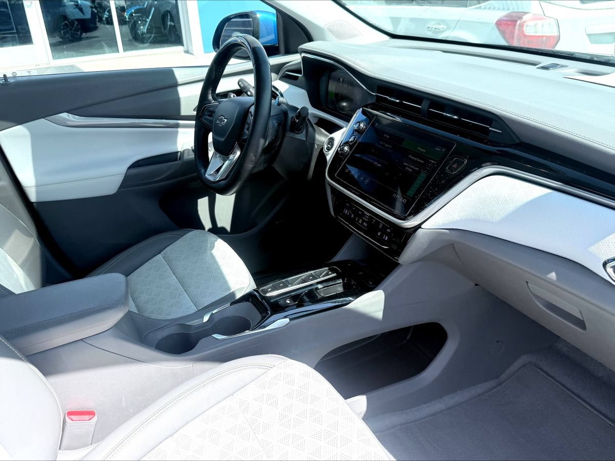 Used 2022 Chevrolet Bolt EUV Premier w/ Sun & Sound Package FWD image 13