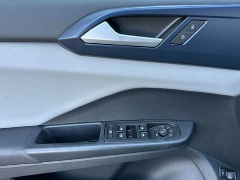 Certified 2022 Volkswagen Taos SE w/ Panoramic Sunroof Package image 10
