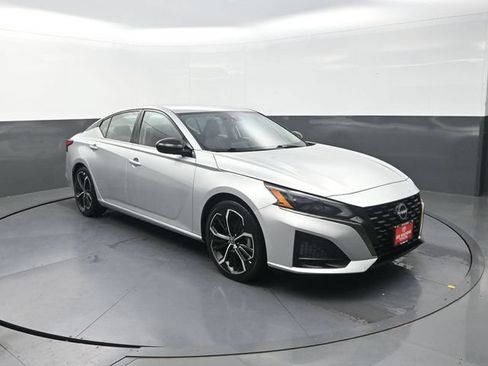 Used 2024 Nissan Altima 2.5 SR FWD image 10
