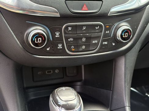 Used 2020 Chevrolet Equinox LT FWD image 17