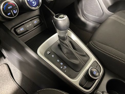 Certified 2022 Hyundai Venue SEL image 24