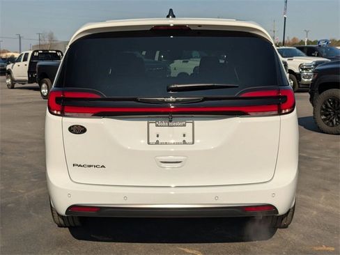 New 2026 Chrysler Pacifica Select image 6