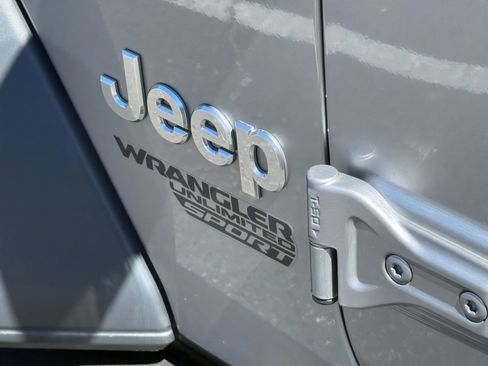 Used 2018 Jeep Wrangler Unlimited Sport S image 31