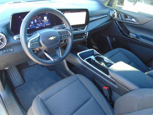 Used 2025 Chevrolet Equinox LT w/ Safety and Technology Package image 11