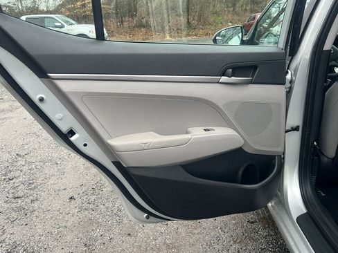 Used 2017 Hyundai Elantra SE image 11