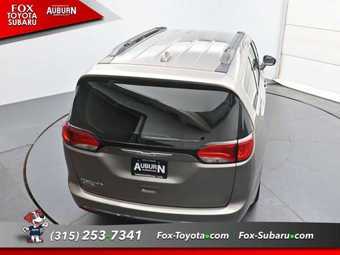 Used 2017 Chrysler Pacifica Touring-L FWD image 27