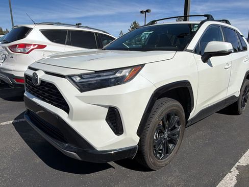 Used 2022 Toyota RAV4 SE w/ Convenience Package image 4
