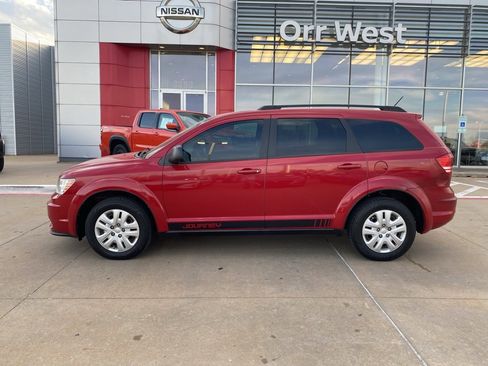 Used 2018 Dodge Journey SE w/ Popular Equipment Group image 2