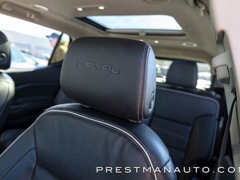 Used 2022 GMC Acadia Denali w/ Denali Ultimate Package image 24