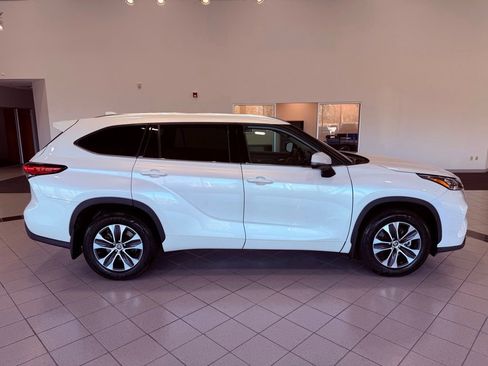 Used 2020 Toyota Highlander XLE image 16