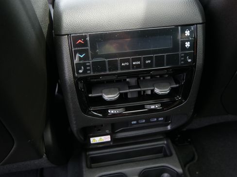 New 2026 Jeep Grand Cherokee L Limited w/ Limited Altitude Package AWD/4WD image 8