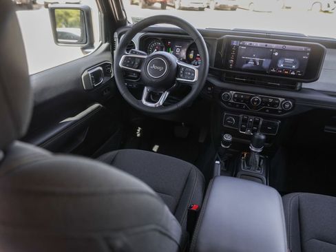 Used 2025 Jeep Wrangler Unlimited Sahara image 25