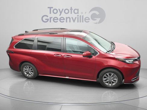 Used 2023 Toyota Sienna XLE image 18