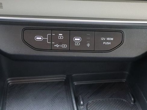 Used 2025 Kia Carnival EX FWD image 24