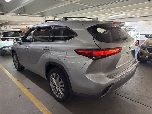 Used 2023 Toyota Highlander Platinum image 4