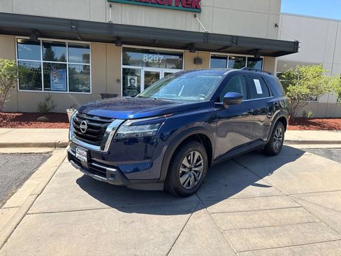 Used 2022 Nissan Pathfinder SV AWD/4WD image 2