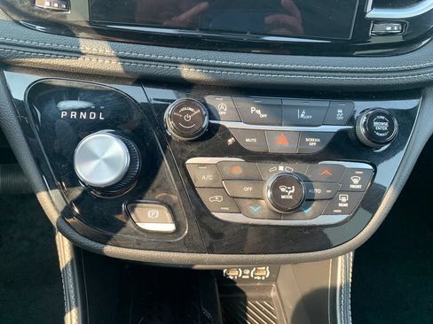 Used 2025 Chrysler Pacifica Limited FWD image 28