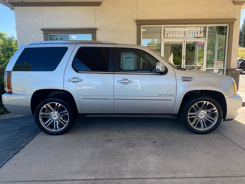 Used 2013 Cadillac Escalade Premium AWD/4WD image 6
