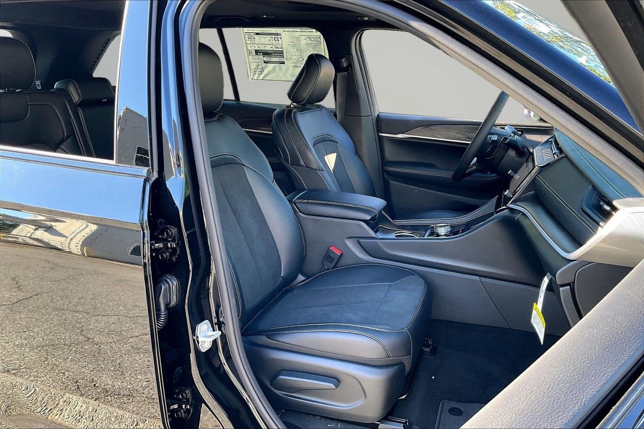 New 2027 Jeep Grand Cherokee Altitude RWD image 20