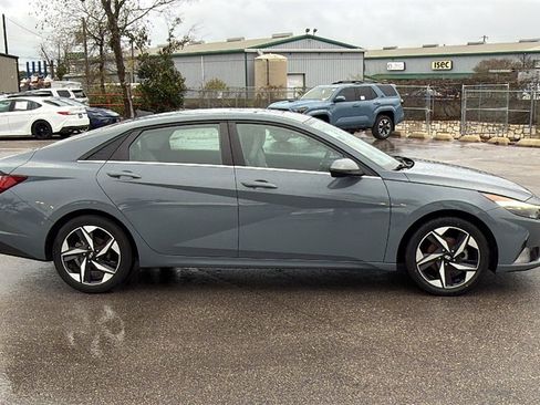 Used 2023 Hyundai Elantra Limited image 7