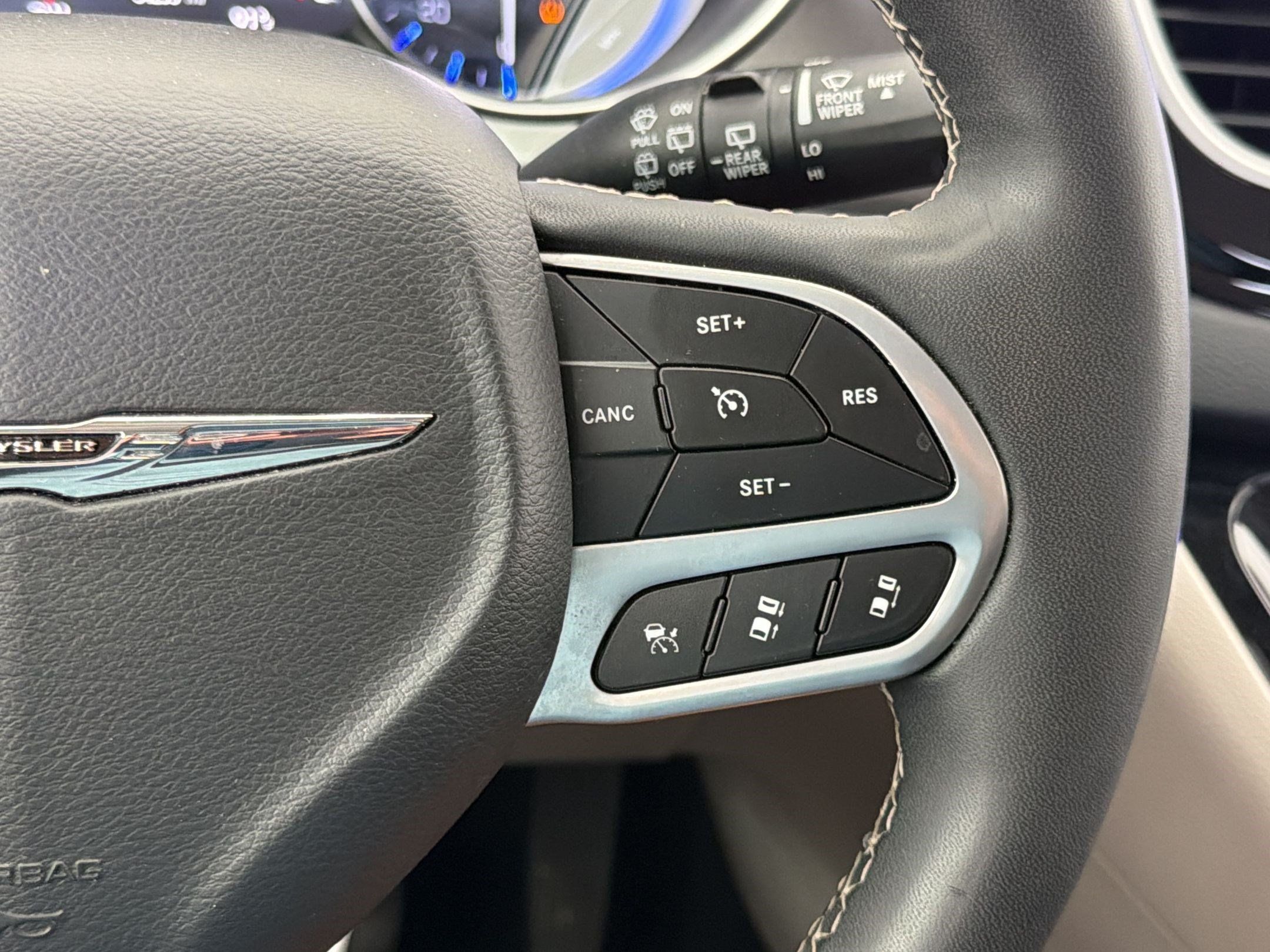 Used 2024 Chrysler Pacifica Touring-L FWD image 16
