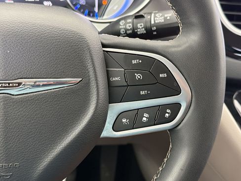 Used 2024 Chrysler Pacifica Touring-L FWD image 16