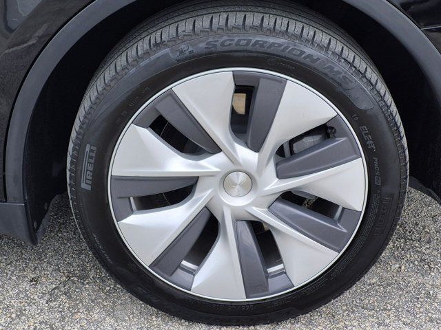 Used 2024 Tesla Model Y Long Range AWD/4WD image 22