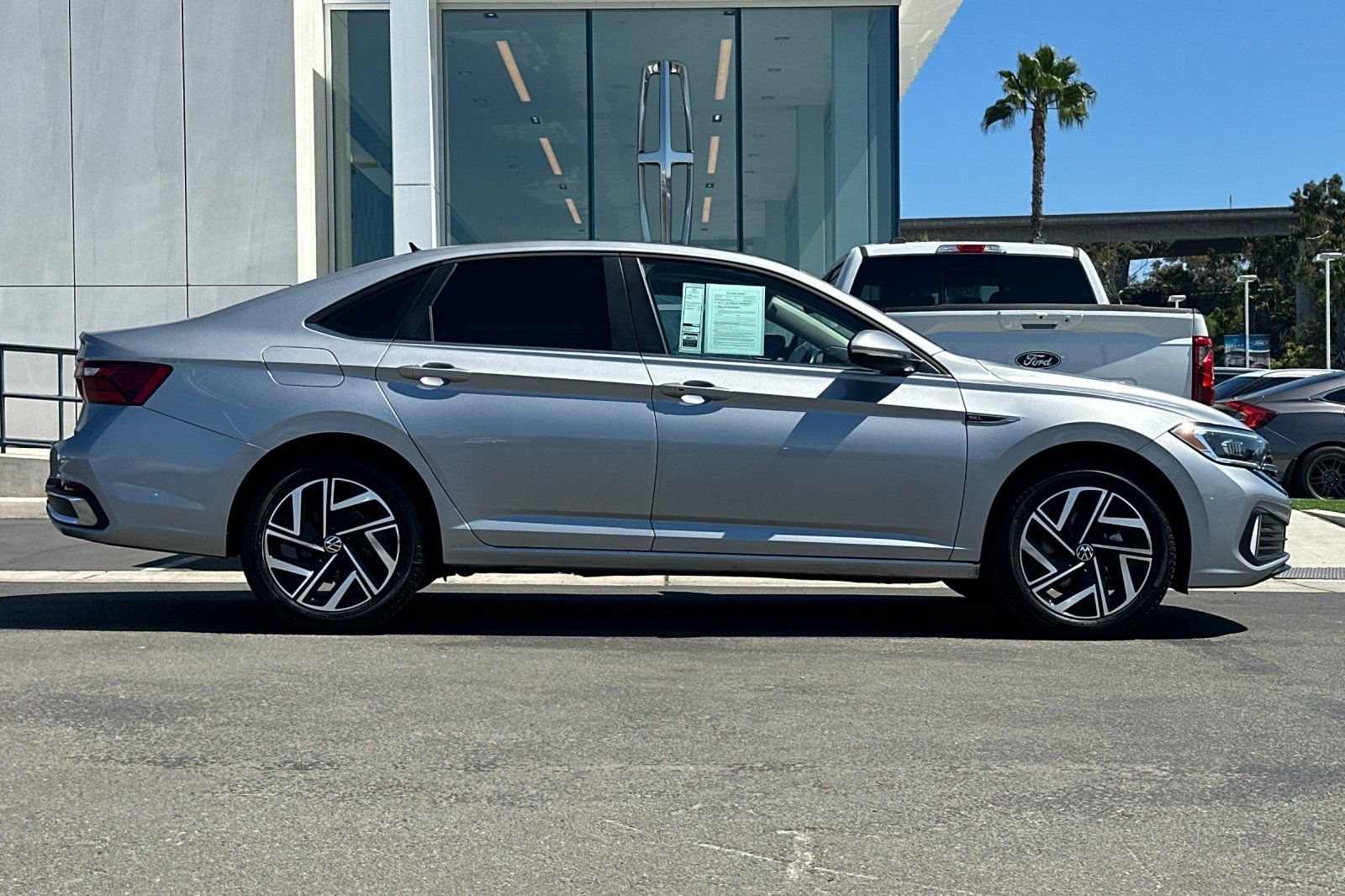 Used 2023 Volkswagen Jetta SEL FWD image 2