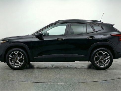 Used 2025 Chevrolet Trax LT w/ LT Convenience Package image 5