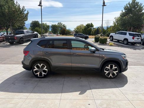 Used 2022 Volkswagen Taos SEL AWD/4WD image 3