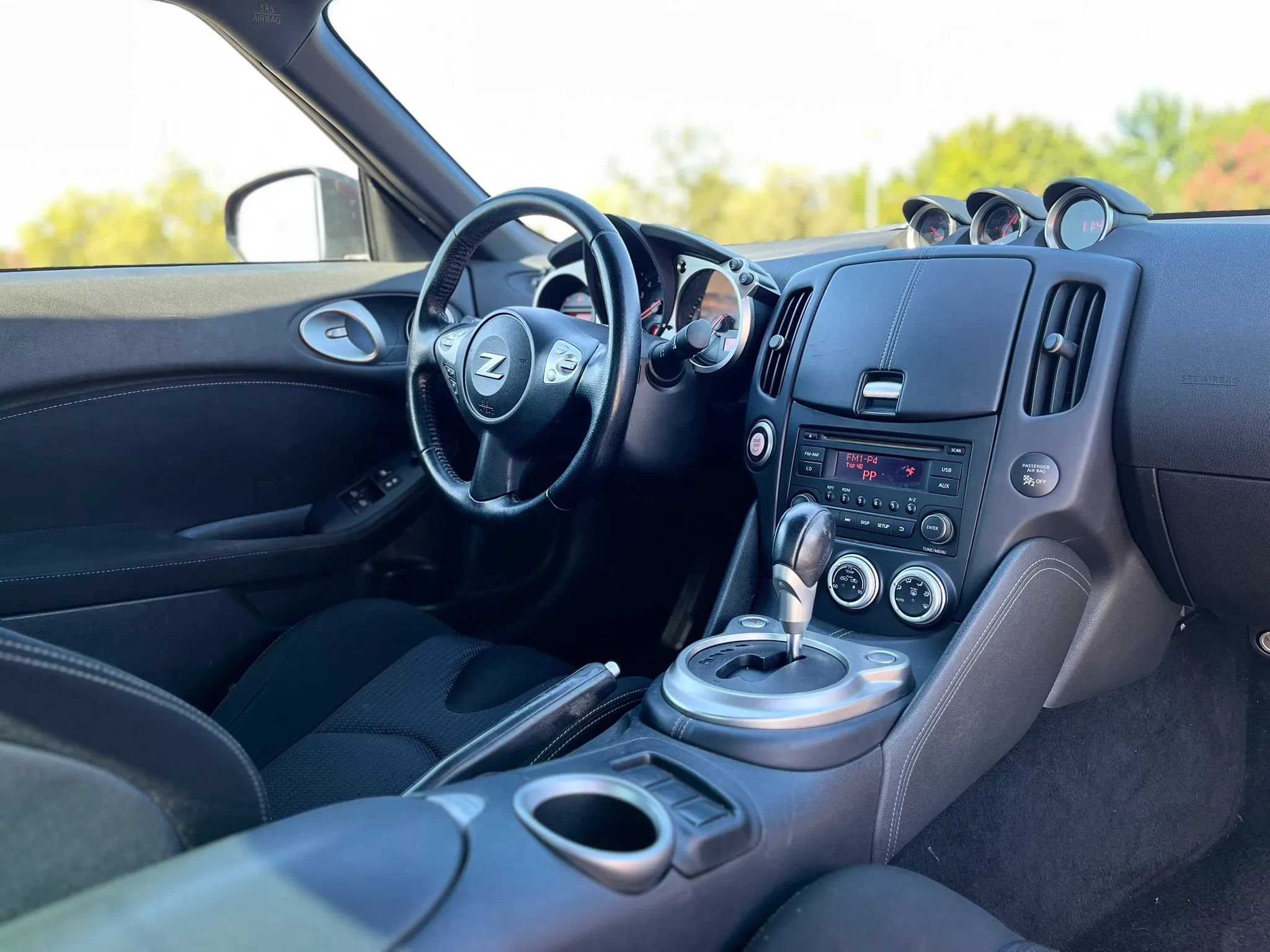 Used 2015 Nissan 370Z Coupe RWD image 11