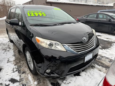 Used 2011 Toyota Sienna Limited image 1