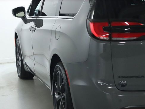 Used 2021 Chrysler Pacifica Touring-L w/ Uconnect Theater Family Group image 42