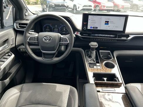 Used 2025 Toyota Sienna Platinum AWD/4WD image 17