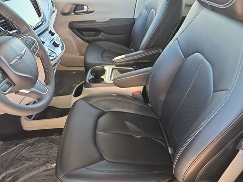 Used 2024 Chrysler Pacifica Limited FWD image 15