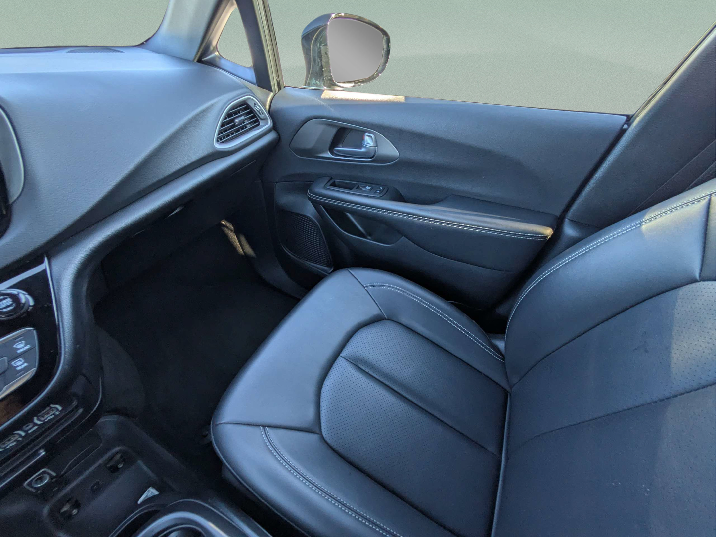 Used 2025 Chrysler Pacifica Select FWD image 12