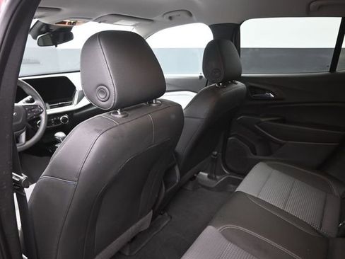 Used 2025 Chevrolet Trax LT image 2