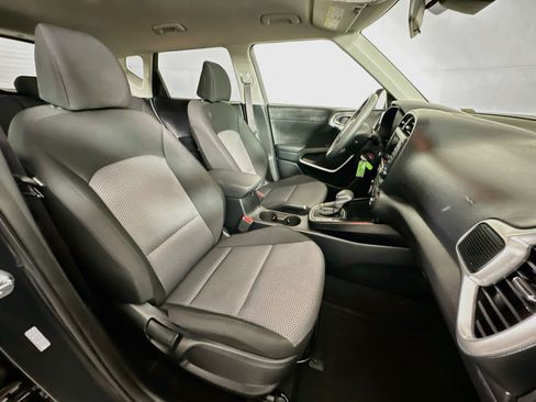 Used 2025 Kia Soul LX w/ LX Technology Package FWD image 29