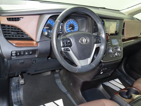 Used 2015 Toyota Sienna Limited image 41