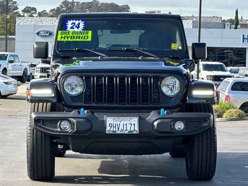 Used 2024 Jeep Wrangler Unlimited image 11