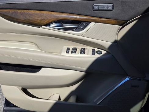 Used 2020 Cadillac Escalade Luxury AWD/4WD image 32