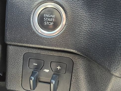 Used 2022 Toyota Tundra SR5 w/ SR5 Convenience Package AWD/4WD image 26