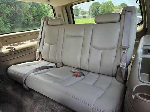 Used 2003 Chevrolet Suburban LT w/ LT Preferred Equipment Group RWD image 16