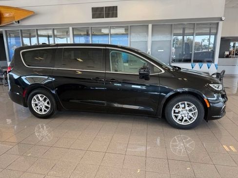 Used 2023 Chrysler Pacifica Touring-L FWD image 2