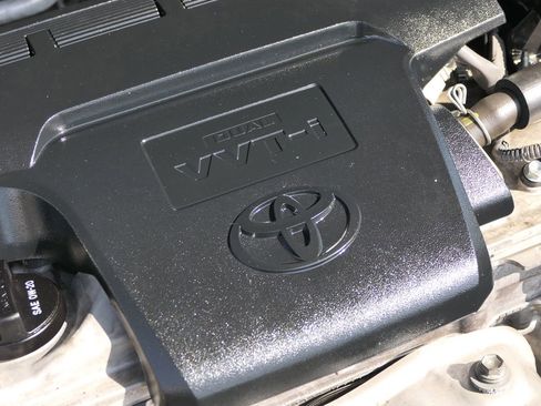 Used 2018 Toyota RAV4 LE w/ All Weather Liner Package FWD image 27