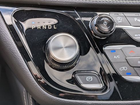 Used 2025 Chrysler Pacifica Limited image 26