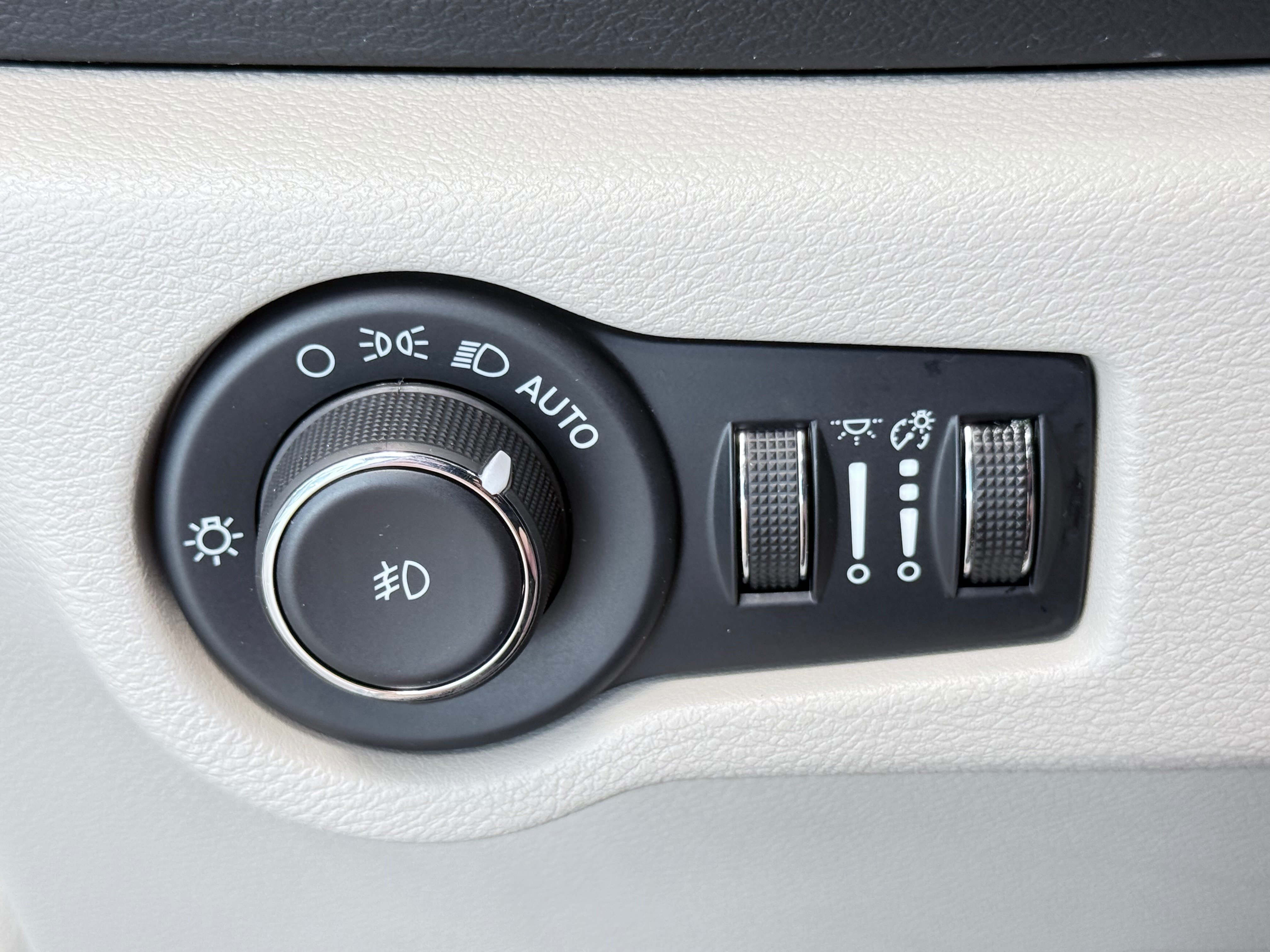 Used 2023 Chrysler Pacifica Touring-L FWD image 21