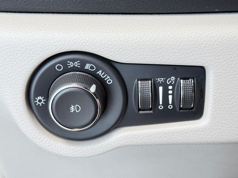 Used 2023 Chrysler Pacifica Touring-L FWD image 21